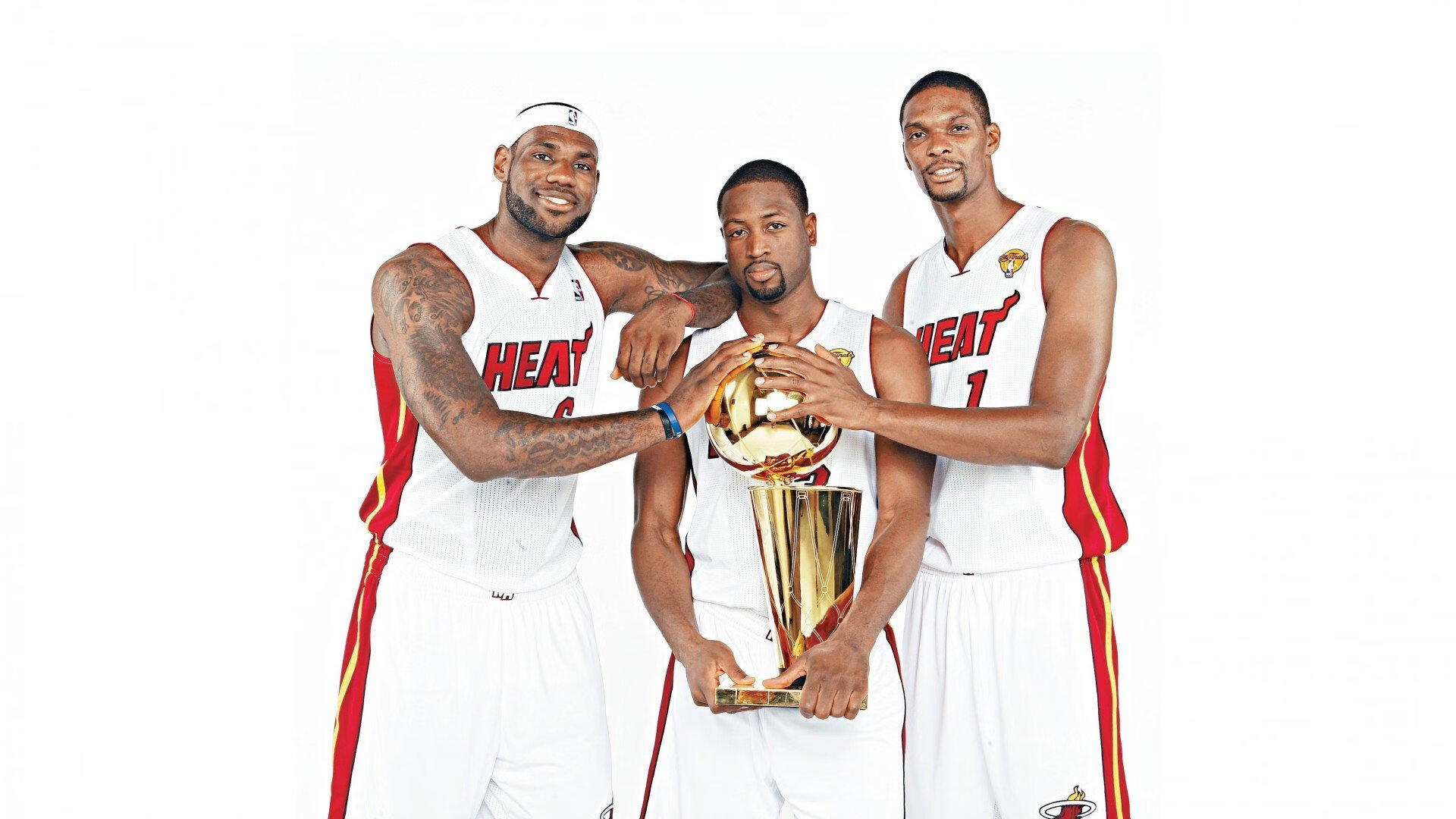 战术调整频繁，球队实力整体逐渐提升，球队战术怎么设置