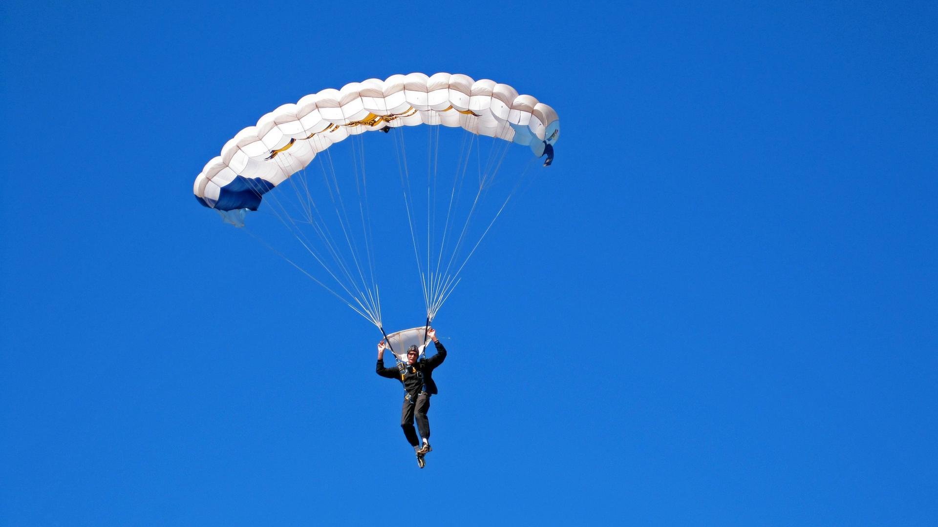 电竞主播职业发展的多路径探讨，电竞主播的工作内容